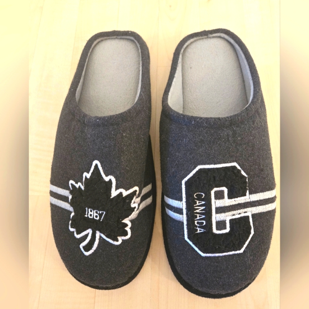 Men's size 13-14 Hockey Canadians comfortable non slip home slippers